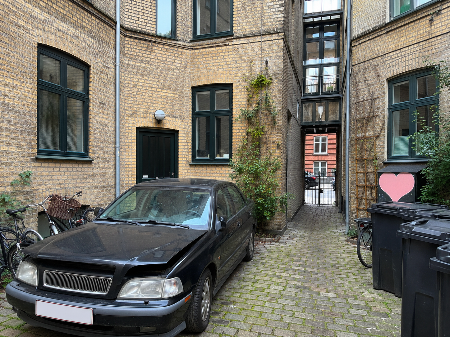 Står bilen i en gård eller bag en smal port?